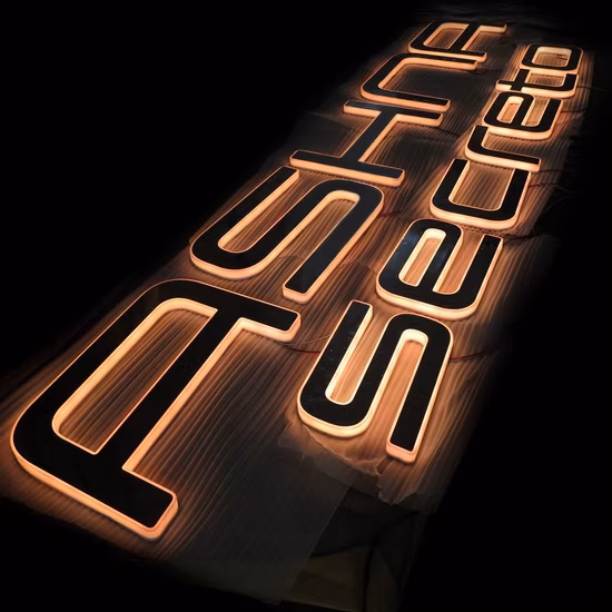 Benutzerdefinierte Mode-RGB-Schilder mit Acryl-LED-Hintergrundbeleuchtung für die Ladenfront